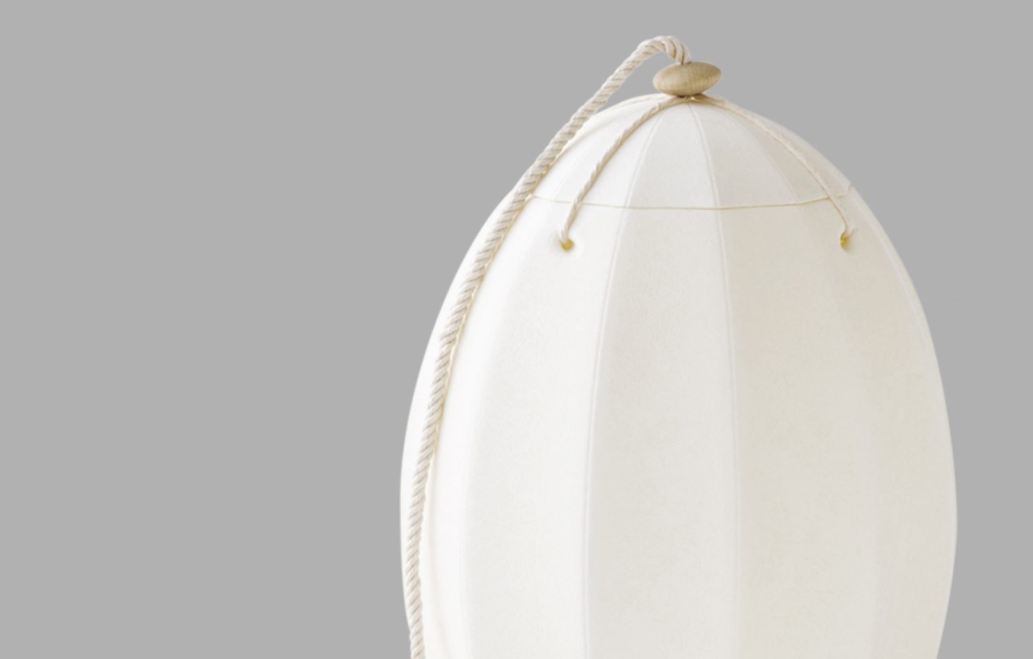 Billede af Beyond-urne. Bedemand Sara Savannah fra Merkaba-bedemand