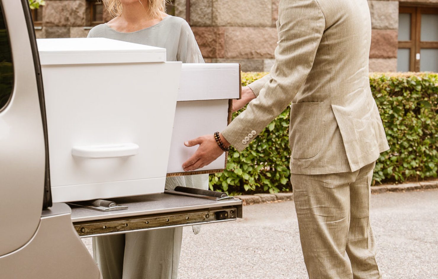 en miljøvenlig afsked med papkiste