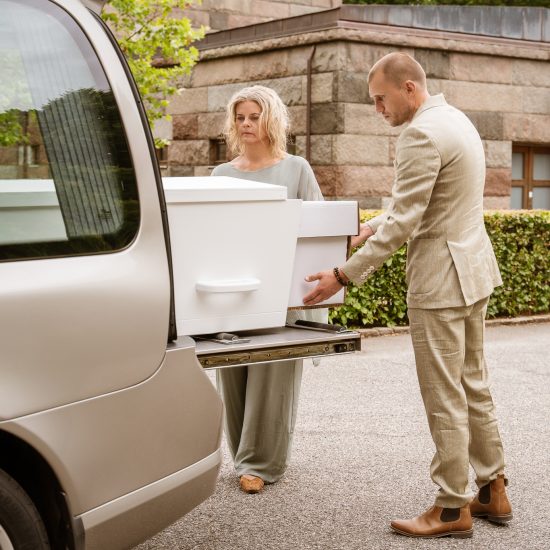 Bedemand i Aalborg og omegn. Sara Savannah Og Davide fra Merkaba Bedemand står bag rustvogn.