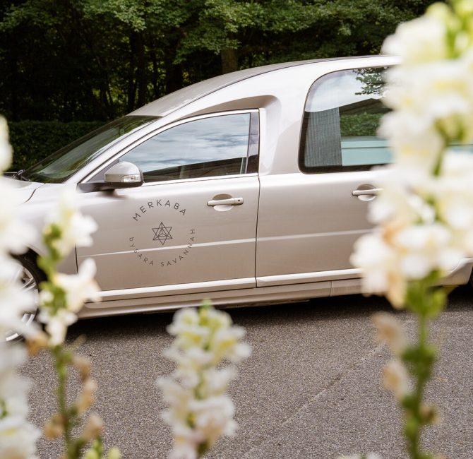 Bedemand Sara Savannah fra Merkaba Bedemand. Hjælper i Aalborg Kommune. Champagnefarvet rustvogn.